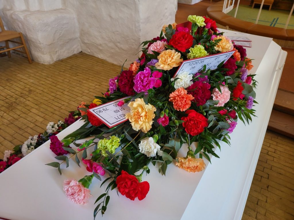Stor blomsterdekoration på kiste