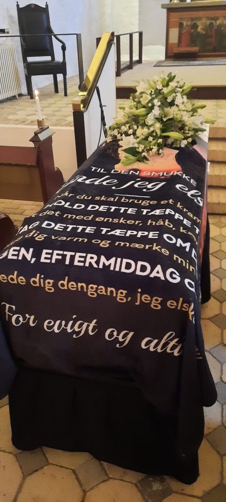 Kiste med tæppe med printet afskedsbedsked